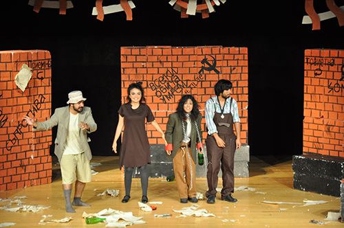 İzmir Barosu Tiyatro Topluluğu Yeni Oyununu Sergiledi